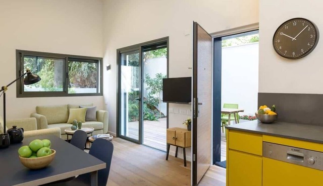 Sunny Tel Aviv Retreat W Spacious Private Garden