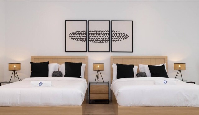Sunset & Kite Beach Retreat: Elegant Sea View Room with Balcony