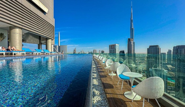 Super High Infinity Pool & Stunning Burj Khalifa View, 3-Bedroom Apartment at Paramount Hotel Midtown