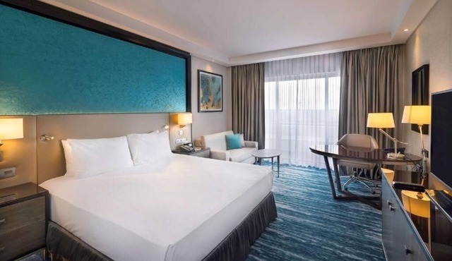 Superior Room Pool View Near Al Aini Park