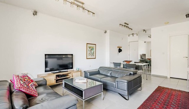 Surprising 2BR in Flea Market SAFE ROOM