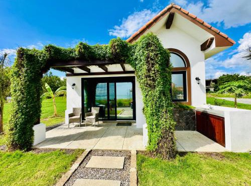 T4 - 2BR Eco Tiny Home Near the Beach by Veritas Pacifica