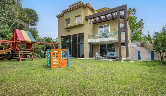 Tel Mond Villa - Delightful 4-bedroom house with Jacuzzi