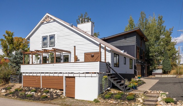 The Disco Chalet! 4-bed 3-bath, sleeps 10, pet friendly, Hot Tub, Walk downtown in Steamboat Springs
