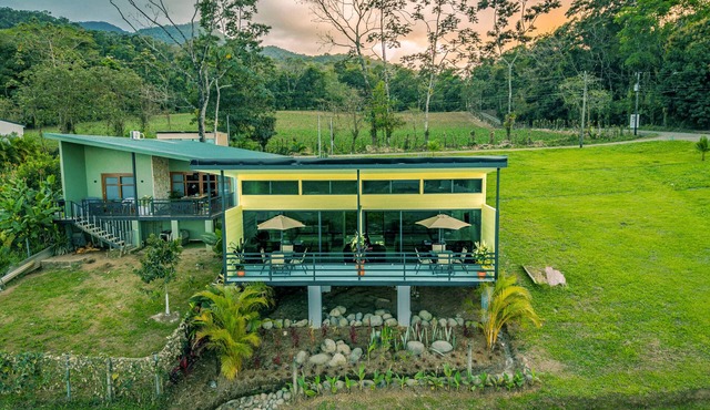 The Honeybee House: Spacious 2BR Jungle Home