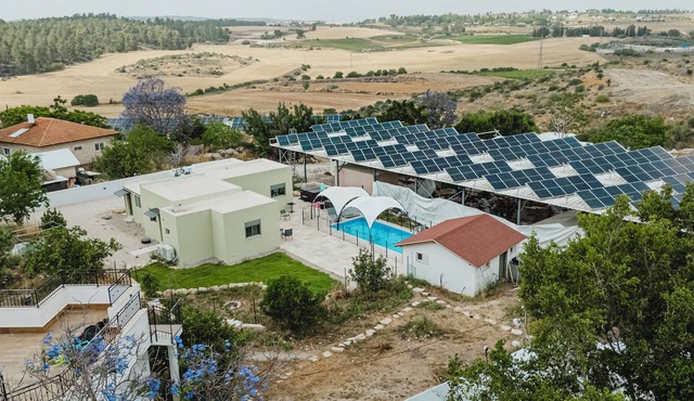 The Organic Courtyard in Kefar Uriya a vacation suite with AC, pool and jacuzi