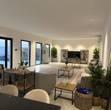 The Plunge Villa - Farm House