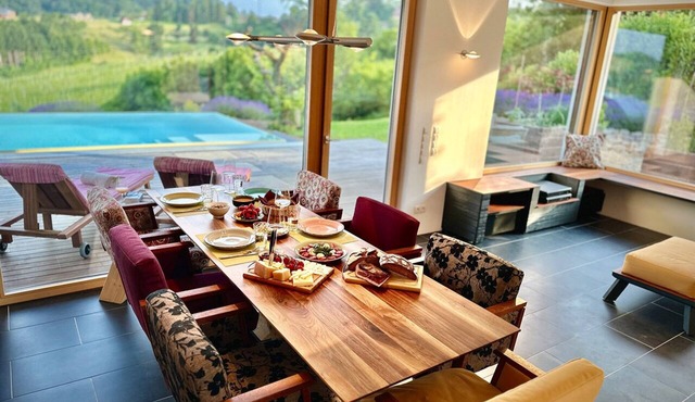 The Rizzi - Detached vacation home with infinity pool in Southern Styria in Tillmitsch