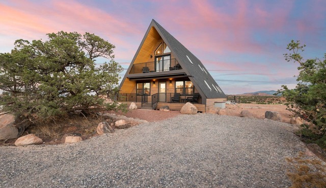 The Sage House: Sleeps 16 with incredible views! in Wayne County