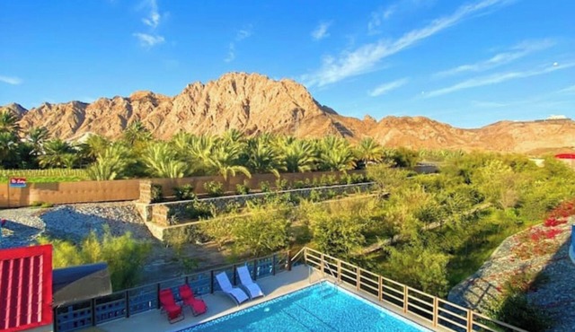 The Smurfs Farmhouse, 5 BR, Pool