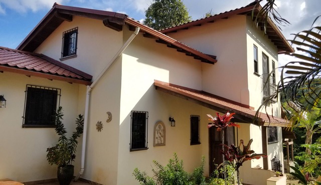 The Tuscan House Villa in Middlesex