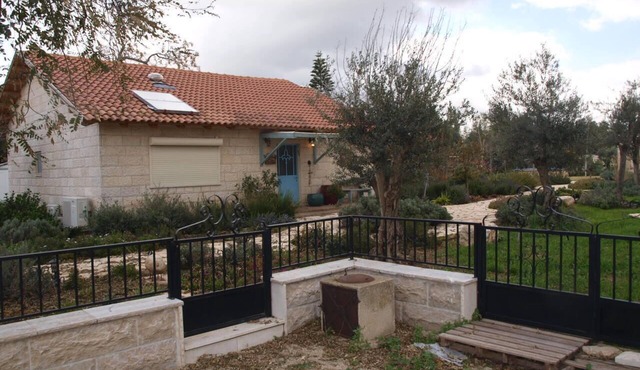 The Walnut House - A beautiful country cottage near Jerusalem