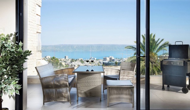 This apartment is a 12 bedroom(s), 9.5 bathrooms, located in Tiberias, North District.
