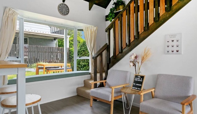 Tobin Cottage - thoughtfully furnished, two storey property, pet Friendly, in central location in Taupō