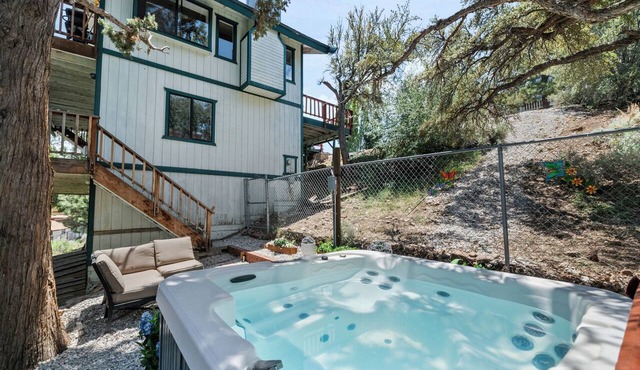 Top-Rated Treehouse Retreat with Hot Tub & Mountain Views, Pet Friendly in Big Bear