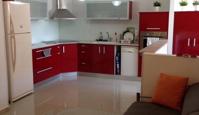 TOPAZ, An idyllic stay in Netanya Israel right in the center and 8' walk to the sea