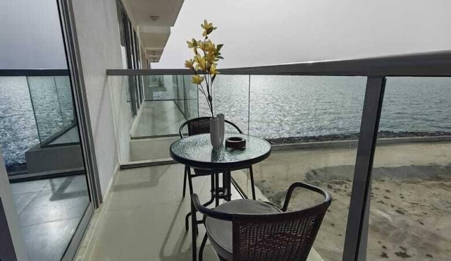 Touch the sea (Stylish 2 bedrooms apartment Seaview)