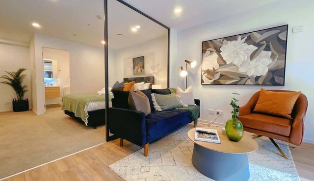 Tree-Lined Parkside Holiday Studio with Pool & Gym in Auckland