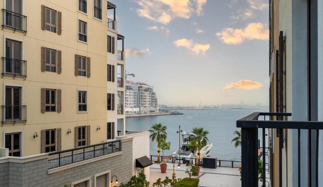 Ultimate Stay - Stylish 1BR Apartment in La Mer Dubai with Balcony and Partial Marina Views