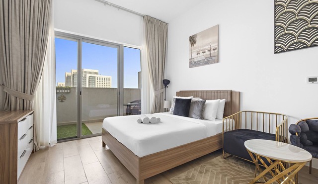 Upmarket Apartment with a Pool, Gym & Private Balcony