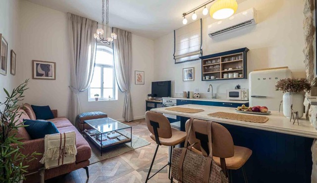 VELLER Shemaiah Apt #4