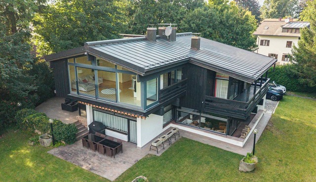 Villa Traunstein | Parking | Sauna | Lakefront in Traunkirchen