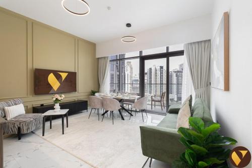 Vogue Vacation Homes, Business Bay Royal Regency near Downtown, Burj Khalifa and Dubai Mall, One Bedroom Apartment with Balcony and partial Burj Khalifa view, Access to all Amenities