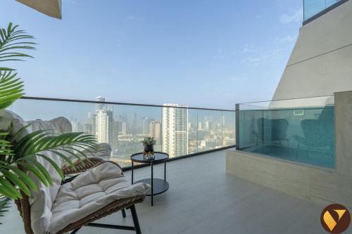 Vogue Vacation Homes, JVC Binghatti Phantom near Circle Mall, One Bedroom Apartment with a Private Pool in Balcony and full Access to all Amenities