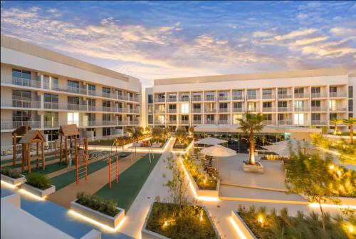 Vogue Vacation Homes, JVC Luma22 near Circle Mall, Studio Apartment with Balcony and Vibrant Community View, Access to all Amenities