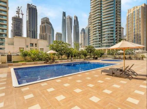 Vogue Vacation Homes, Marina Diamond Near JBR Beach and Marina Mall, Two Bedroom Apartment with Balcony and City View, Access to all Amenities, Walkable to Sobha Realty Metro Station and Bus Stop