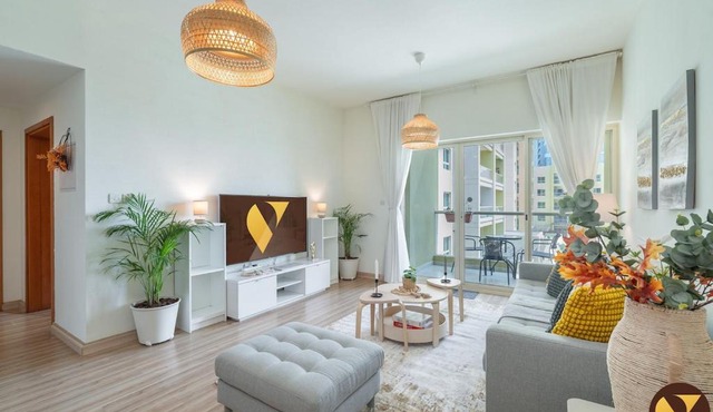 Vogue Vacation Homes, The Greens Al Alka near Mall of the Emirates, One Bedroom Apartment with Balcony and Vibrant community View, Access to all Amenities