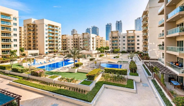 Vogue Vacation Homes, The Greens Al Alka near Mall of the Emirates, One Bedroom Apartment with Balcony and Vibrant community View, Access to all Amenities