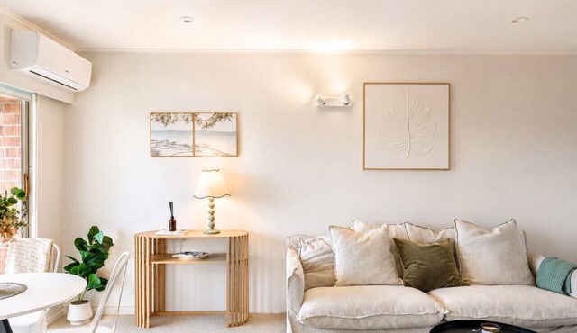 Walk to Beach | Sky Tower & Ocean Sunset Views | ✨Sage & Sea by Homello✨ in Devonport