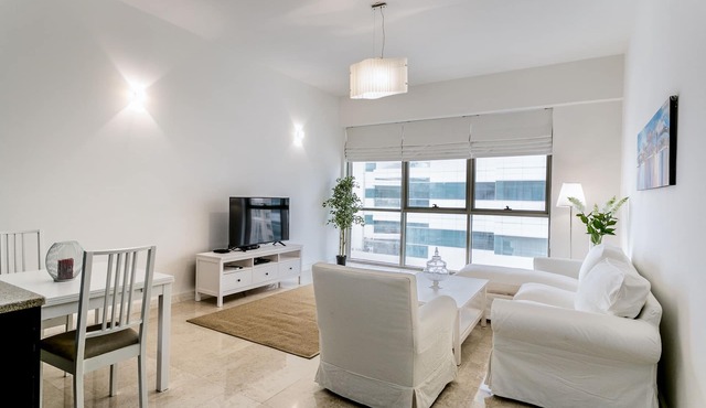 Walking Distance from Mall of the Emirates!