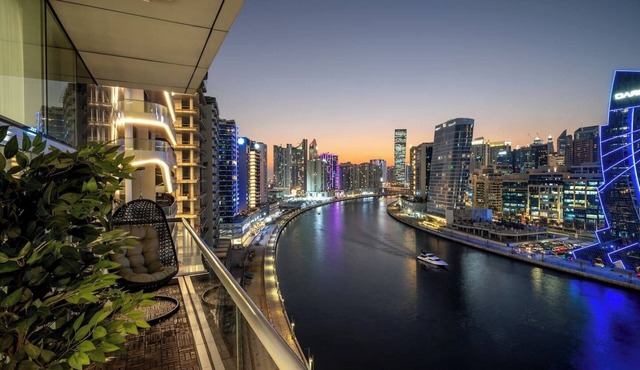 Waterfront Escape | Burj & Canal View | Pool+Sauna