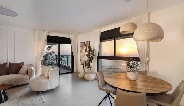 Welcoming 4-bedroom apartment in Netanya facing the beach