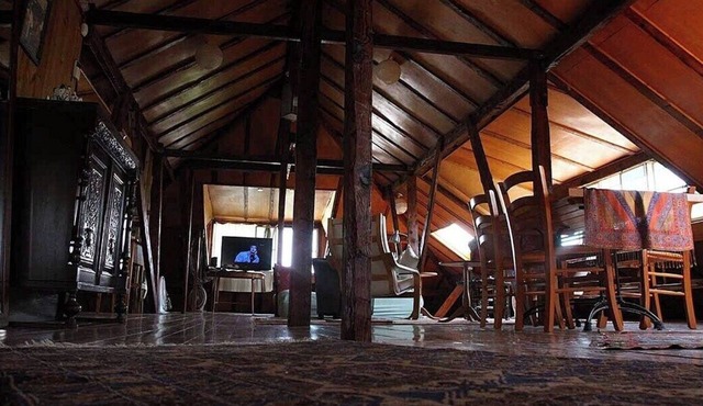 Zimmer Alreda one open space, wooden floor 120 years old QOTRAN wood columns