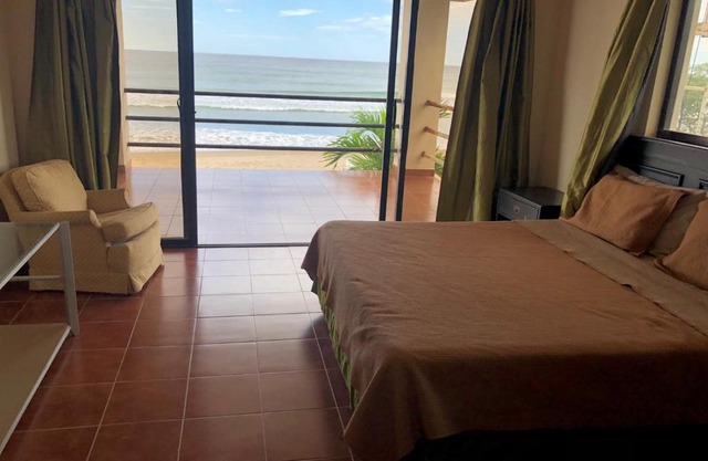 POPOYO BEACHFRONT 2PERS. ROOM - OCEANVIEW AND SURF in La Albina