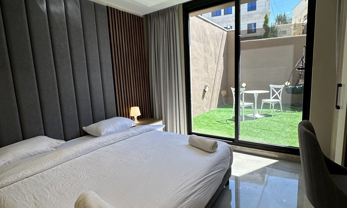Al Swaifyeh Apartment | Charming Amman Apartment with Garden and Balcony