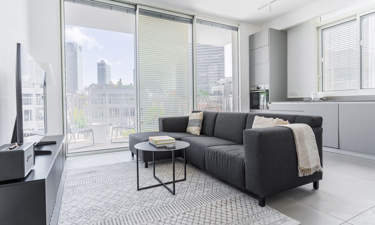 Tel Aviv City Center Apartment | Blueground | Nahalat Byniamin, High End, Balcony (TLV-37)