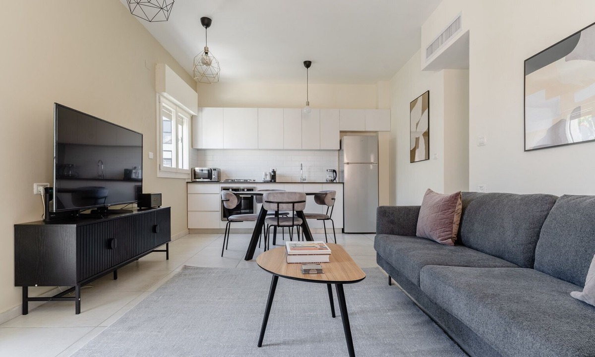 Tel Aviv City Center Apartment | Blueground | Nahalat Bynamin, Garden view, Balcony (TLV-10)