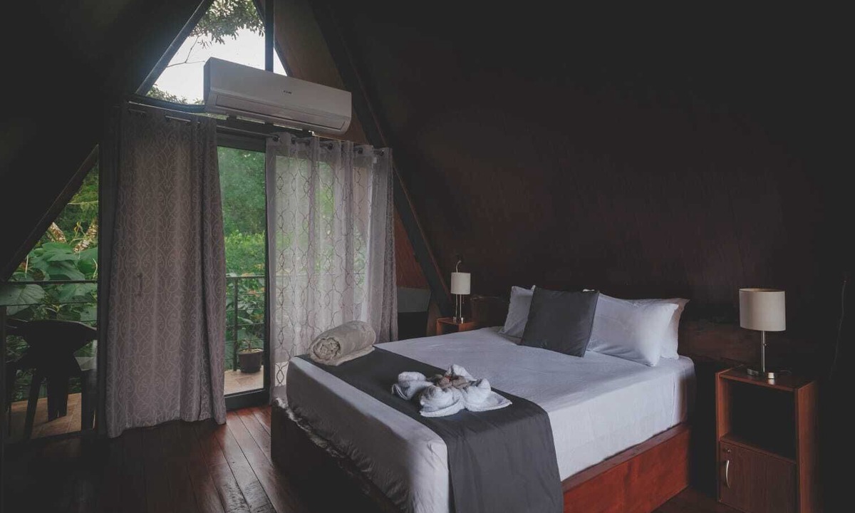 Bijagua Ski Chalet | Yarumo Lodge Río Celeste Black Chalets
