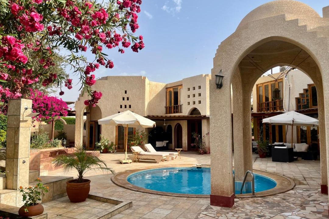 El Hadaba Apartment | Villa Gamila, private Ferienwohnungen direkt am Meer mit Garten und Pool