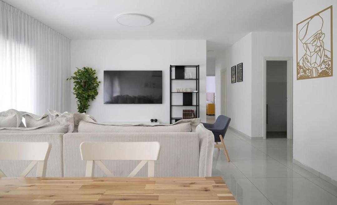 Kiryat Ata Apartment | 4BDR apt with jacuzzi in the heart of the city