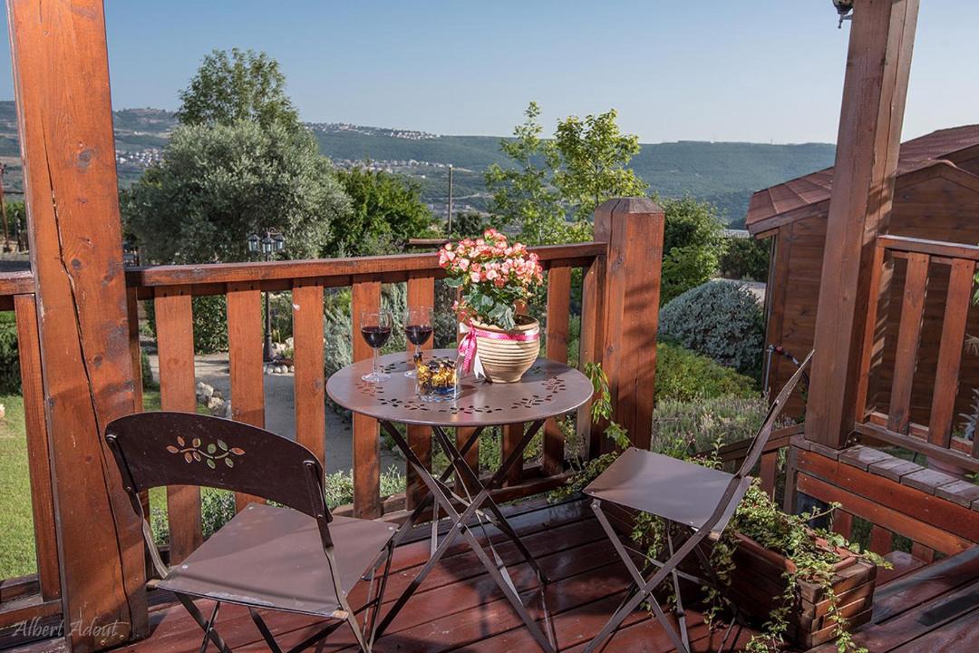 Tzuriel Bed & Breakfast | מרגנית בגליל - בקתות כפריות מקסימות עם ג'קוזי פרטי מול נוף משגע ובריכה גדולה במתחם - Wooden cabins with a private jacuzzi in front of a Galilean view and a big swimming pool in the complex
