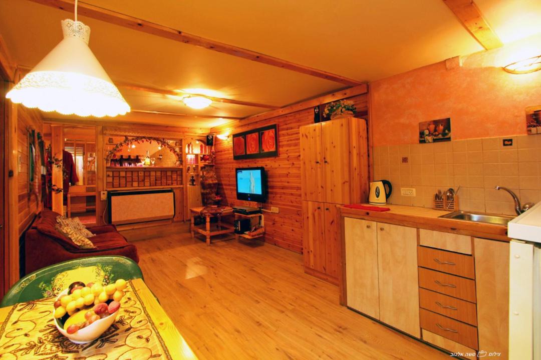 Adi Cabin | Under the Walnut Tree Shade Lodge