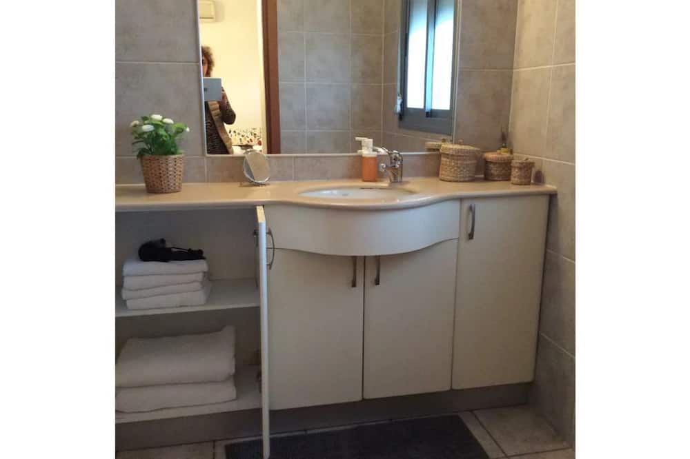 Photo of Bathroom in Ra'ananna