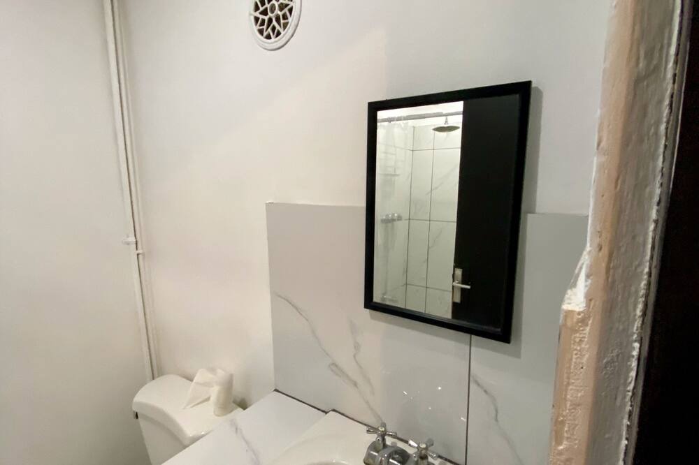 Photo of Bathroom in Roble