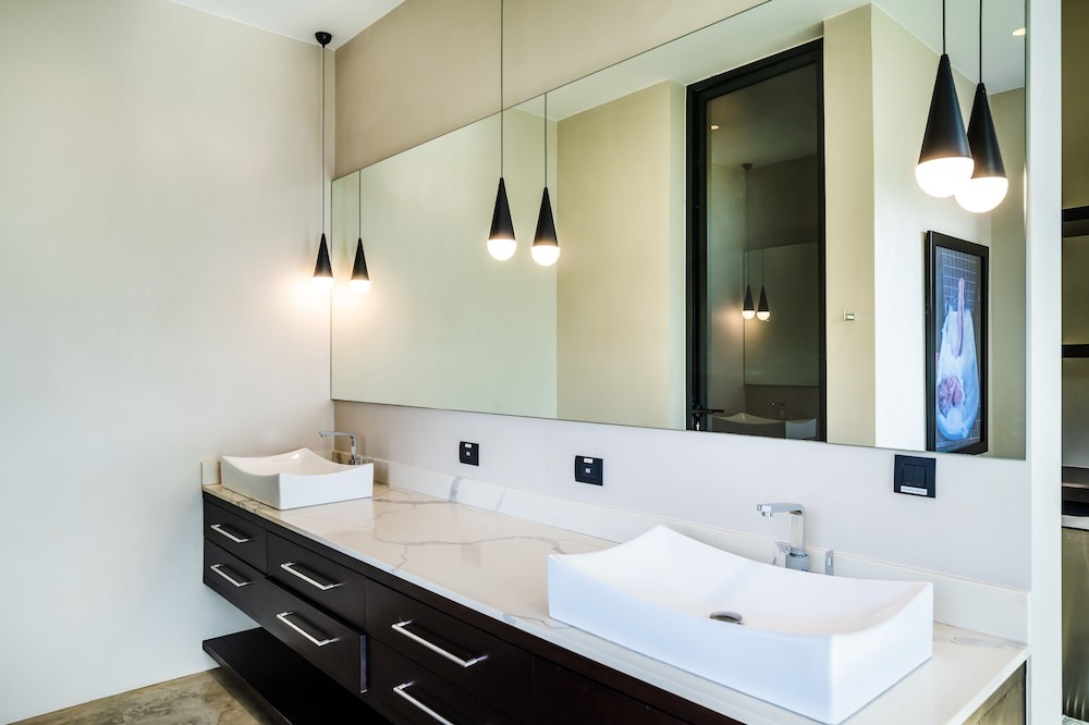 Photo of Bathroom in Black Beauty