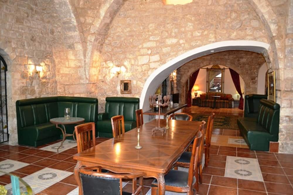 Photo of Livingroom in Artists Colony